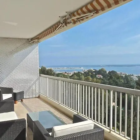 Seaview Terrace: Modern 2-bedroom With Pool