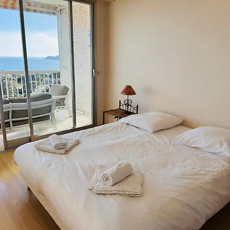 Seaview Terrace: Modern 2-bedroom With Pool Apartment *