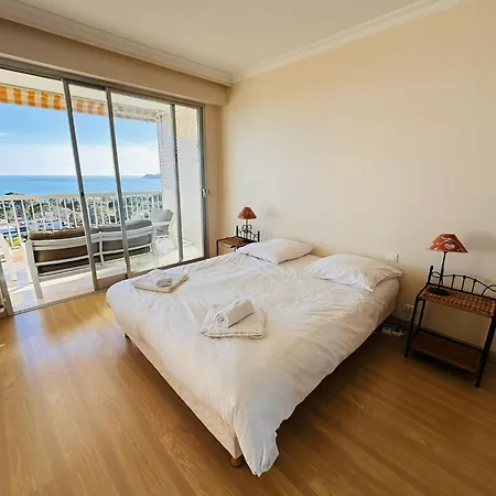 Apartment Seaview Terrace: Modern 2-bedroom With Pool