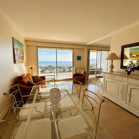 Apartment Seaview Terrace: Modern 2-bedroom With Pool *