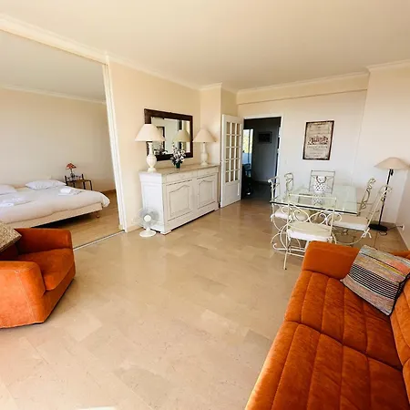 Apartment Seaview Terrace: Modern 2-bedroom With Pool