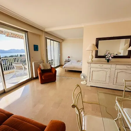 Seaview Terrace: Modern 2-bedroom With Pool Apartment *