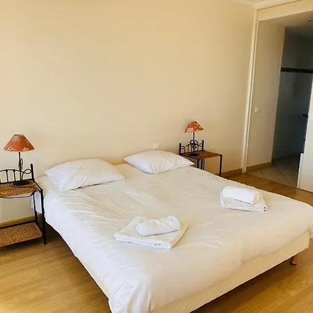 Apartment Seaview Terrace: Modern 2-bedroom With Pool *