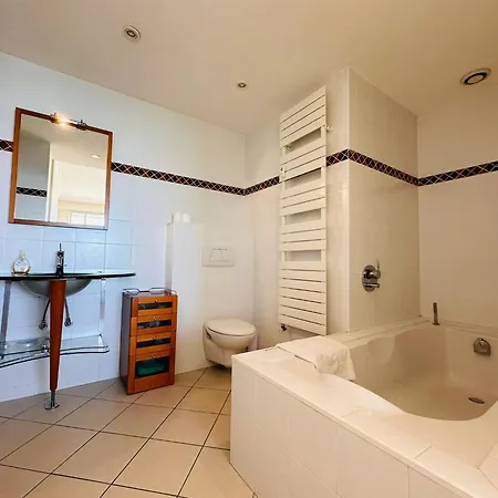Seaview Terrace: Modern 2-bedroom With Pool Apartment Cannes