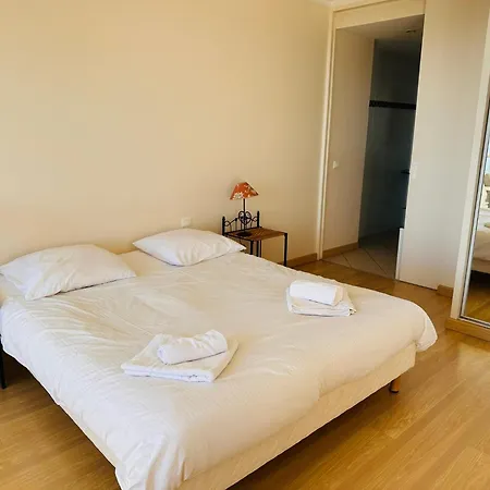 Apartment Seaview Terrace: Modern 2-bedroom With Pool